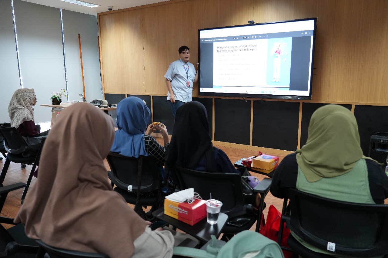 Light Up With Duta Baca Jakarta "Cerdas Finansial, Sandwich Generation Hilang"